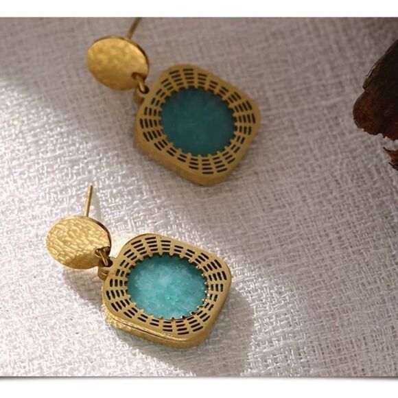 #39 Post Stone Gold Earrings - Picture 5 of 5